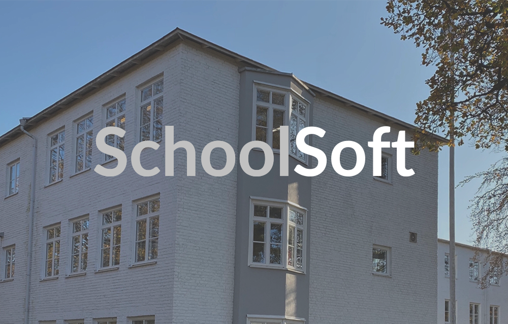 Svettpärlans skolfasad med SchoolSofts logotyp